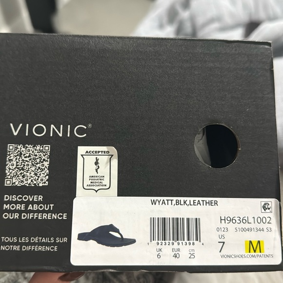 Brand new Vionic, men’s leather flip flops. never worn. New in box. Size 7M - Picture 2 of 4